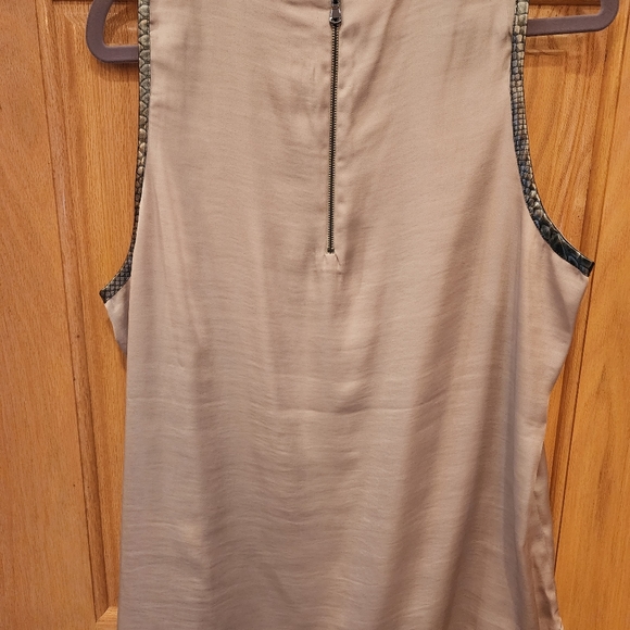 Sleeveless Blouse - Picture 2 of 7